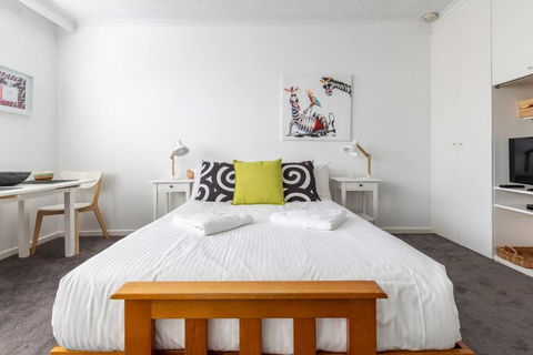 Acland Central Studio - A Cosy St Kilda Escape - Accommodation Gladstone 0