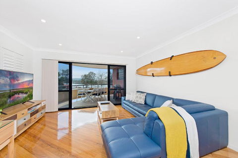 Adrift At Dolphin Cove Apt 5 - Riverfront Modern - Accommodation Gladstone 1