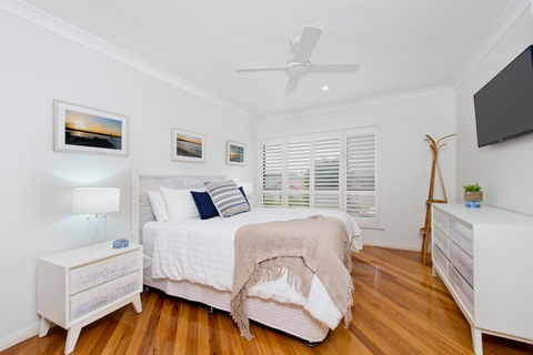 Adrift At Dolphin Cove Apt 5 - Riverfront Modern - Accommodation Gladstone 4