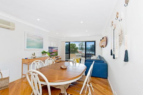 Adrift At Dolphin Cove Apt 5 - Riverfront Modern - Accommodation Gladstone 2