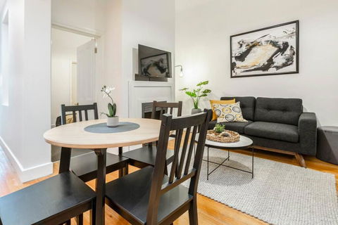 A Carlton Classic - Quaint Inner-City Getaway - Accommodation Gladstone 0