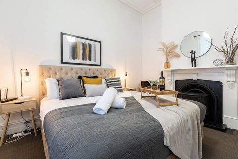 A Carlton Classic - Quaint Inner-City Getaway - Accommodation Gladstone 1