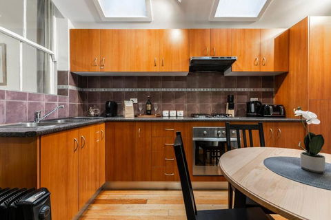 A Carlton Classic - Quaint Inner-City Getaway - Accommodation Gladstone 2