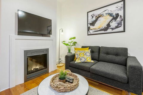 A Carlton Classic - Quaint Inner-City Getaway - Accommodation Gladstone 3