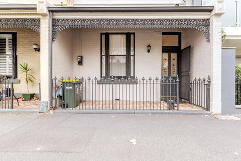 A Carlton Classic - Quaint Inner-City Getaway - Accommodation Gladstone 4