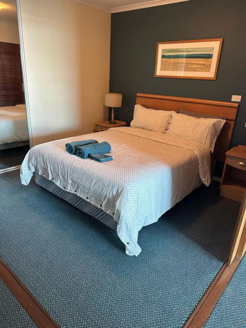 A-The Entrance Private Water Front 1 Bedroom Appartment At The Oaks - Accommodation Gladstone 4