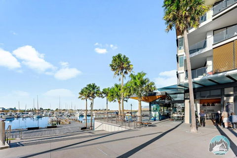 Aircabin - Shell Cove - Next To Marina - 2BR Apt - Accommodation Gladstone 0