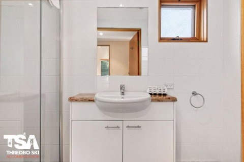 Akuna 1 - Accommodation Gladstone 4