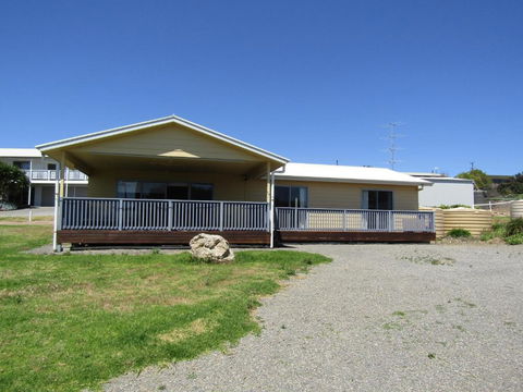 All Decked Out In Turton - Accommodation Gladstone 0