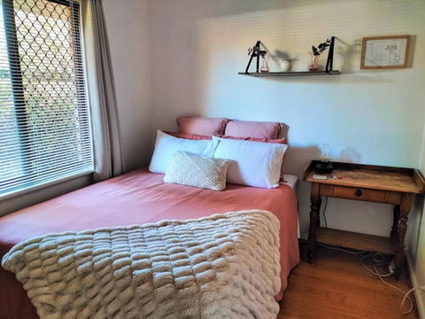 All The Comforts By The Lake - Accommodation Gladstone 0