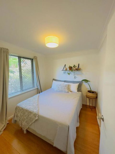All The Comforts By The Lake - Accommodation Gladstone 2
