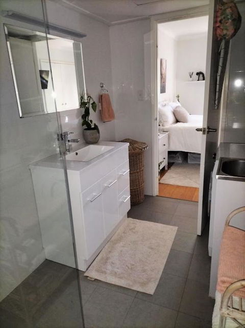 All The Comforts By The Lake - Accommodation Gladstone 3