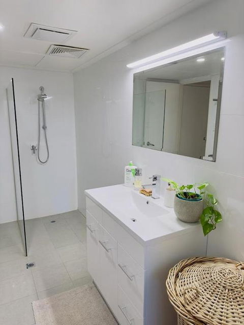 All The Comforts By The Lake - Accommodation Gladstone 4