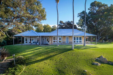 Allandale I Private Properties - Accommodation Gladstone 0