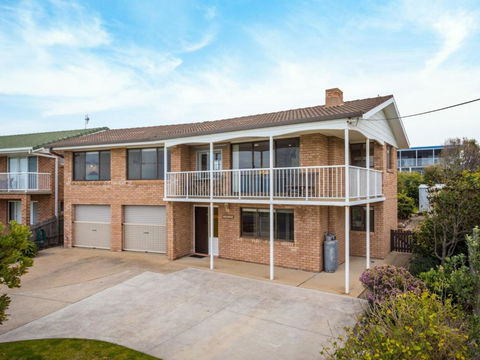 Allawah Beach House - 29 Dalmeny Drive, Kianga - Accommodation Gladstone 0