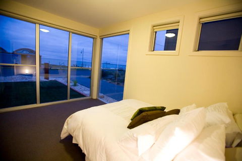 Aloha Beachfront Port Fairy - Accommodation Gladstone 4
