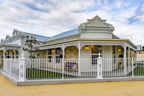 Aloha Central Luxury Accommodation - Accommodation Gladstone 1