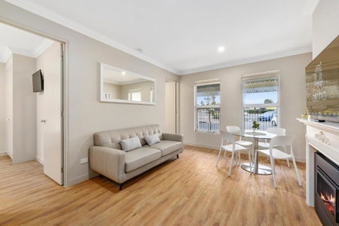 Aloha Central Luxury Accommodation - Accommodation Gladstone 3