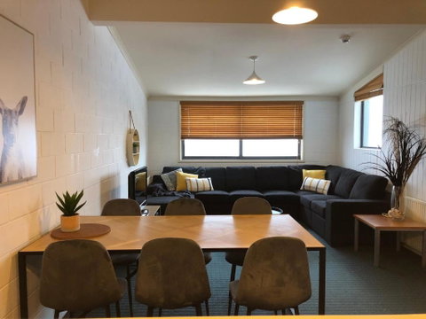 Alpine Cabin- Spa/Pool/Sauna - Accommodation Gladstone 0