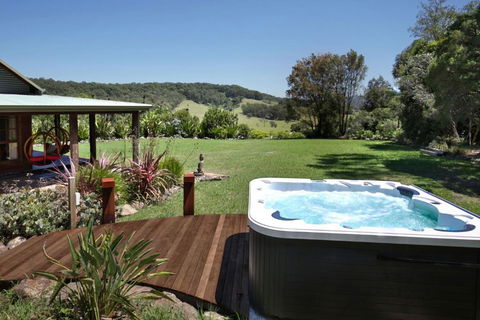 Amaroo House - Glorious Views - Accommodation Gladstone 0