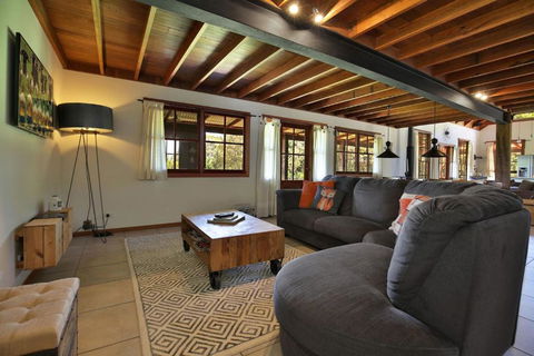 Amaroo House - Glorious Views - Accommodation Gladstone 3