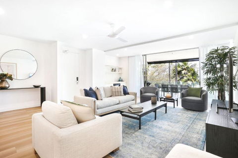 Amaroo - Luxury Apartment Overlooking The Coral Sea - Accommodation Gladstone 4