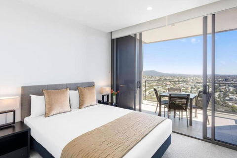 Amazing 2BR Delicate Apt, 1min To Train Station - Accommodation Gladstone 3