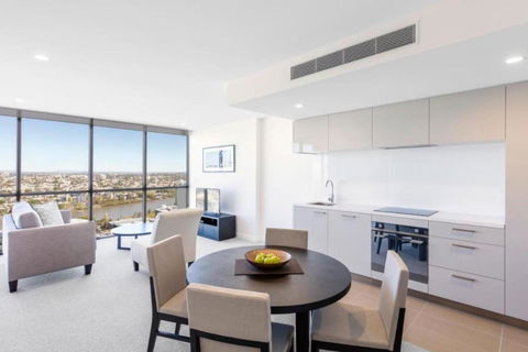 Amazing 2BR Delicate Apt, 1min To Train Station - Accommodation Gladstone 4