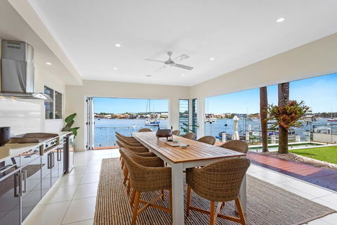 Amazing Canal House With Private Jetty, Gym & Pool - Accommodation Gladstone 2