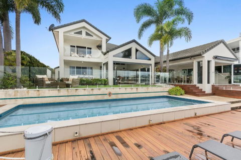 Amazing Canal House With Private Jetty, Gym & Pool - Accommodation Gladstone 1