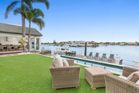Amazing Canal House With Private Jetty, Gym & Pool - Accommodation Gladstone 0