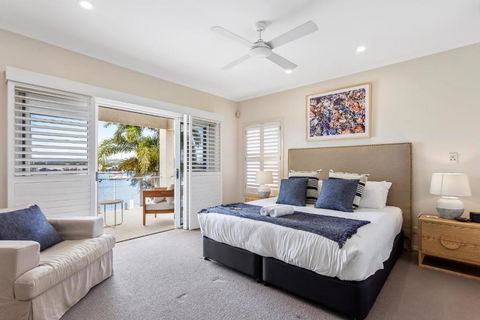 Amazing Canal House With Private Jetty, Gym & Pool - Accommodation Gladstone 4