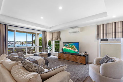 Amazing Canal House With Private Jetty, Gym & Pool - Accommodation Gladstone 3