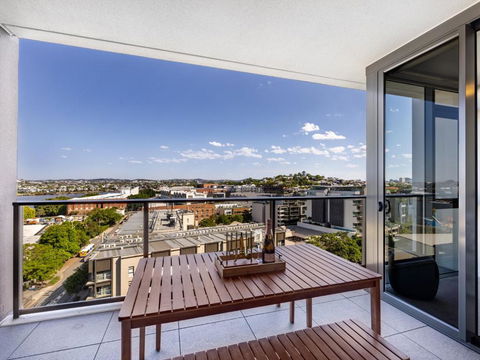 Amazing Cityview Glamourous 2BR Apt W Parkpool - Accommodation Gladstone 3