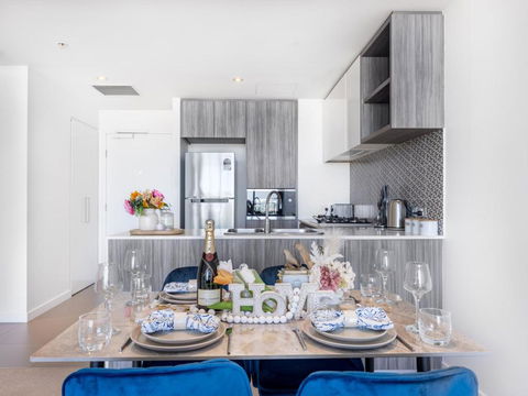 Amazing Cityview Glamourous 2BR Apt W Parkpool - Accommodation Gladstone 4