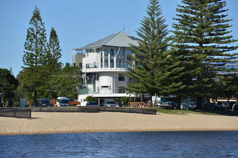 Amazing Currimundi Lakefront Ocean Penthouse - Accommodation Gladstone 4