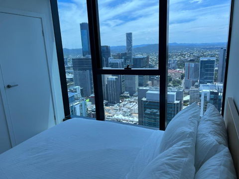 Amazing Views 60th Level Skytower 3 Bedrooms - Accommodation Gladstone 4