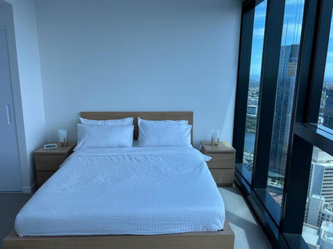 Amazing Views 60th Level Skytower 3 Bedrooms - Accommodation Gladstone 3