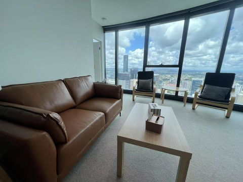 Amazing Views 60th Level Skytower 3 Bedrooms - Accommodation Gladstone 2