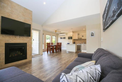Amber Mist Villa - Two - Accommodation Gladstone 2
