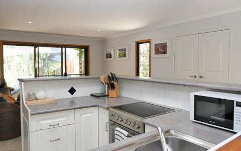 AMITY BEACH BUNGALOW - Accommodation Gladstone 3