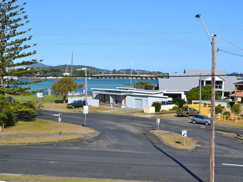 Anchorage 10 - Accommodation Gladstone 4