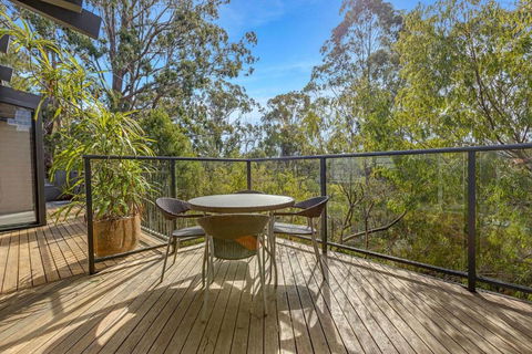 Anchorage Views - Accommodation Gladstone 2