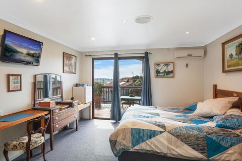 Anchors Aweigh - Adult & Guests Only - Accommodation Gladstone 4