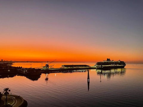 Amzing Ocean View Spacious Three Bedrooms Apartment Port Melbourne - Accommodation Gladstone 2