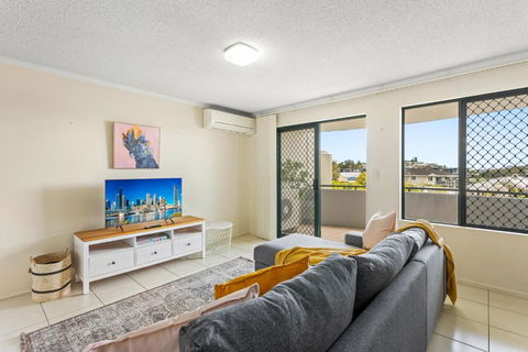 Albion Convenient Hideaway With Parking & Balcony - Accommodation Gladstone 0