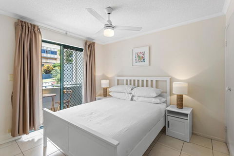 Albion Convenient Hideaway With Parking & Balcony - Accommodation Gladstone 1