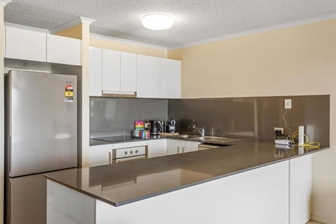Albion Convenient Hideaway With Parking & Balcony - Accommodation Gladstone 2