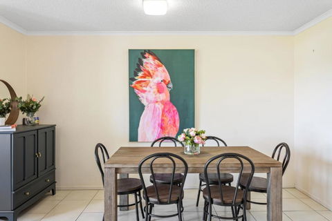 Albion Convenient Hideaway With Parking & Balcony - Accommodation Gladstone 3