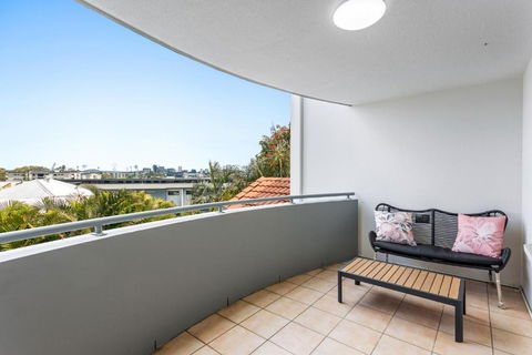 Albion Convenient Hideaway With Parking & Balcony - Accommodation Gladstone 4